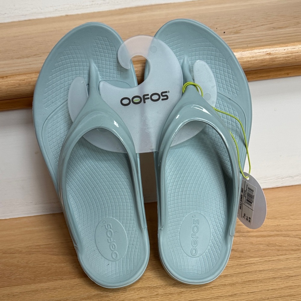 New with tags OOFOS Sky Blue OOLALA MIST Comfort Recovery Sandals FLIP FLOPS 7